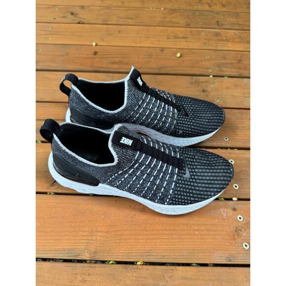 Nike React Phantom Run Flyknit2 - Women's Size 9 - Oreo Black White CJ0820-002 - Picture 3 of 10